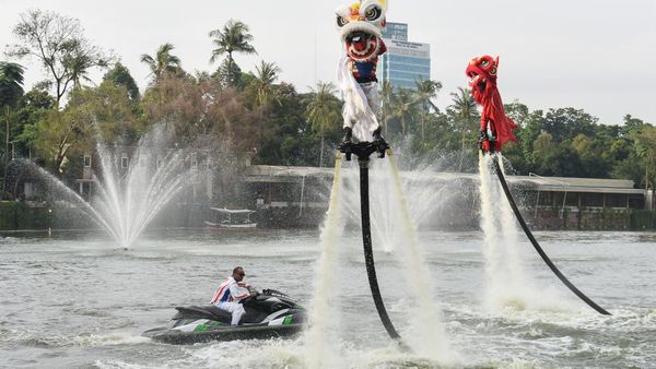 Atraksi Barongsai Menari di Atas Danau Senayan