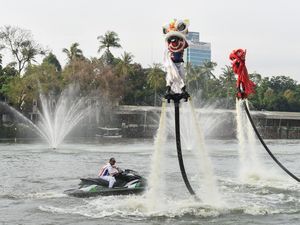 Atraksi Barongsai Menari di Atas Danau Senayan