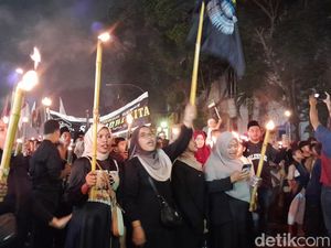 Ribuan Warga Medan Ikuti Pawai Obor Sambut Ramadan