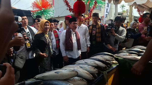 Gubernur DKI Jakarta Pramono Anung memborong ikan bandeng saat membuka Festival Bandeng Rawa Belong, Jakbar.