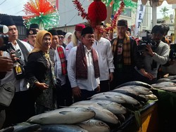 Pramono Borong Bandeng Jumbo 14 Kg di Festival Rawa Belong: Hidupkan UMKM