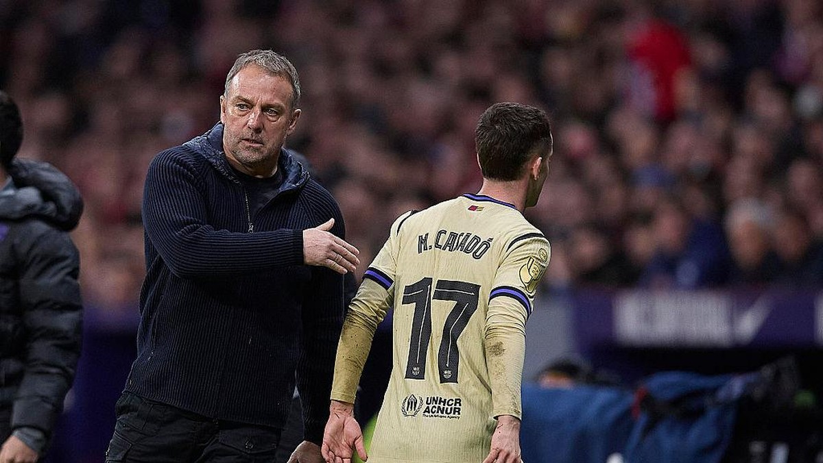 Hansi Flick (kiri) dan Marc Casado di tengah laga melawan Atletico Madrid. Foto: DeFodi Images via Getty Images/DeFodi Images