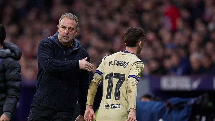 Hansi Flick (kiri) dan Marc Casado di tengah laga melawan Atletico Madrid.