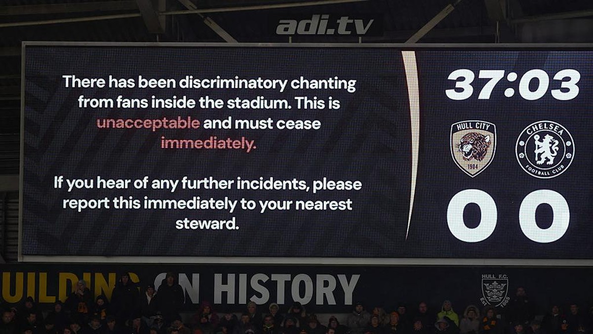 Peringatan yang muncul di stadion untuk tidak menyanyikan yel-yel diskriminatif di tengah laga Hull City vs Chelsea. Foto: Getty Images/Carl Recine