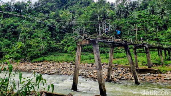 Potret Tali Kerek Pengganti Jembatan Ambruk Penghubung Ponorogo-Trenggalek