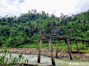 Pemerintah Tak Hadir, Warga Ponorogo-Trenggalek Bangun Jembatan Rusak