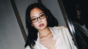 7 Gaya Jennie BLACKPINK Tampil dengan Smart Casual Look di New York