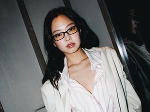 7 Gaya Jennie BLACKPINK Tampil dengan Smart Casual Look di New York