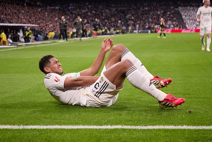 MADRID, SPAIN - 2026/02/01: Jude Bellingham of Real Madrid CF reacts to getting injured during the LaLiga EA Sports 2025/2026 week 22 football match between Real Madrid CF and Rayo Vallecano at Santiago Bernabeu Stadium. Real Madrid CF 2:1 Rayo Valle