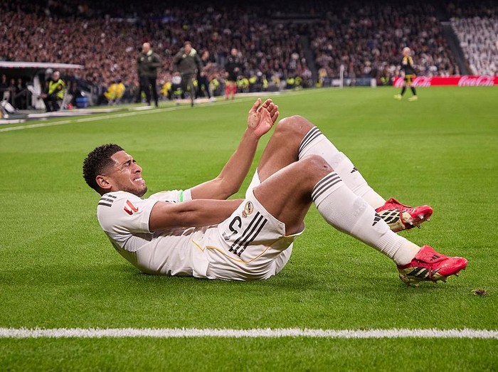 MADRID, SPAIN - 2026/02/01: Jude Bellingham of Real Madrid CF reacts to getting injured during the LaLiga EA Sports 2025/2026 week 22 football match between Real Madrid CF and Rayo Vallecano at Santiago Bernabeu Stadium. Real Madrid CF 2:1 Rayo Vallecano. (Photo by Federico Titone/SOPA Images/LightRocket via Getty Images)