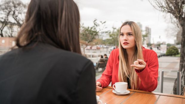 Kalimat ini sering digunakan dalam gaslighting untuk membuat orang meragukan perasaannya sendiri. Tujuannya adalah mengontrol dan menghindari tanggung jawab./ Foto: freepik.com/mego-studio