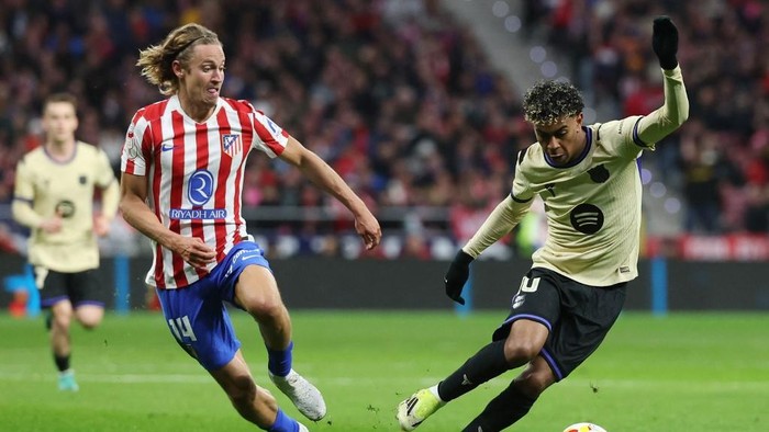 Atletico Madrids Spanish midfielder #14 Marcos Llorente and Barcelonas Spanish forward #10 Lamine Yamal fight for the ball during the Spanish Copa del Rey (Kings Cup) semi final first leg football match between Club Atletico de Madrid and FC Barce