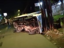 Mobil Boks Terguling dan Tabrak Tiang Listrik di Bogor, 2 Orang Luka-luka
