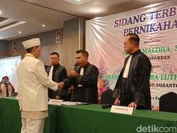 Momen Sejoli Ucap Janji Suci dalam Sidang Terbuka