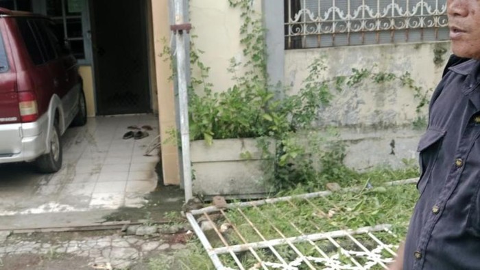 Dua anak tertimpa pagar rumah saat mencari ikan