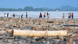 Pantai Pasia Jambak Padang Dipenuhi Sampah