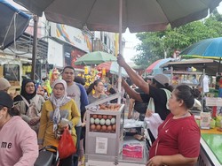 Tak Kapok, PKL dan Parkir Liar Penuhi Trotoar Glodok Lagi Usai Ditertibkan