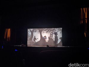 Legenda Lutung Kasarung Bersinar dalam Pertunjukan Teater Bayangan