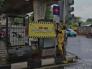 Pemprov DKI Pasang Spanduk Waspada Jalan Berlubang di Sejumlah Titik