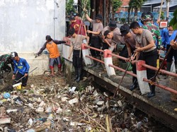 Cegah Banjir, Polres-Pemkab Kendal Bersihkan Gunungan Sampah di Sungai