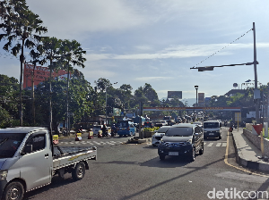 Long Weekend, Ribuan Kendaraan Serbu Puncak! One Way Diberlakukan