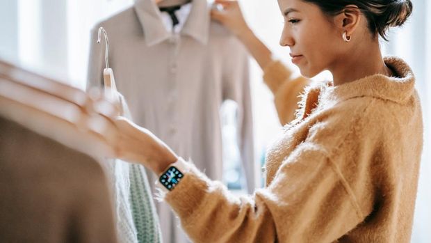 Mampu menahan diri dari gaya hidup berlebihan adalah ciri orang yang terbiasa bergaya hidup sederhana.