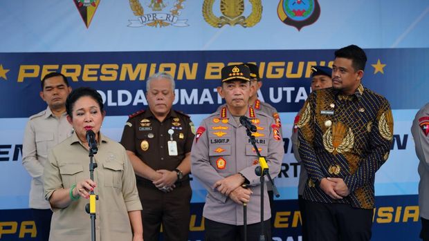 Ketua Komisi IV DPR Siti Hediati Hariyadi atau Titiek Soeharto bersama Kapolri Jenderal Listyo Sigit Prabowo saat acara pelepasan 22 kontainer bantuan kemanusiaan Polri di Mapolda Sumatera Utara, Sabtu (14/2/2026). (dok istimewa)