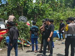 Truk BBM Hilang Kendali Terguling di Sorong, Sopir-Penumpang Tewas