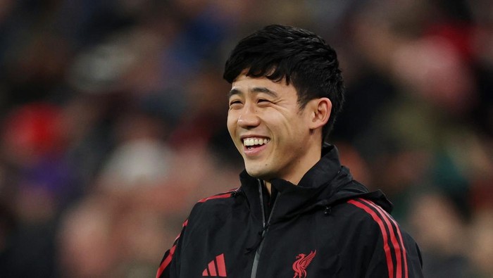 Gelandang Liverpool Wataru Endo berpotensi absen lama karena cedera engkel.