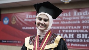 Zee Zee Shahab Awal Menolak, Kini Bikin Bangga Suami Raih Gelar Doktor