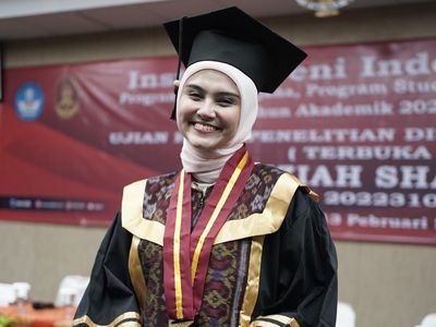 Zee Zee Shahab Awal Menolak, Kini Bikin Bangga Suami Raih Gelar Doktor