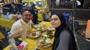 Zee Zee Shahab Hobi Jajan Kaki Lima, Cicip Sop Kambing hingga Ngopi Santai