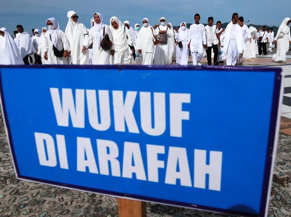 240 Calon Haji Ikuti Manasik di Pantai Manakarra Mamuju