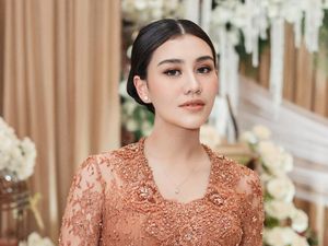 Cantiknya Aaliyah Massaid saat Tedak Siten Baby Arash, Berkebaya & Sanggul