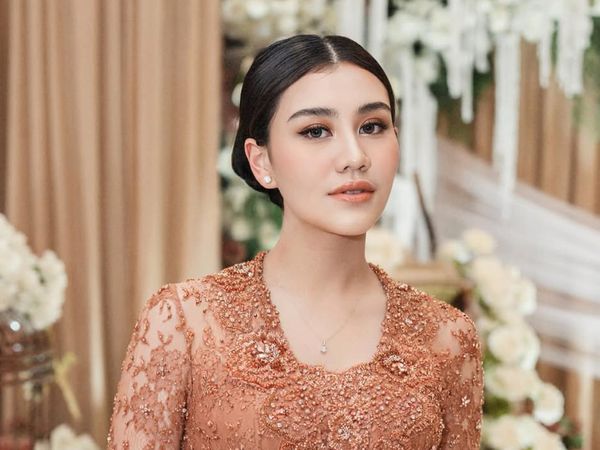 Cantiknya Aaliyah Massaid saat Tedak Siten Baby Arash, Berkebaya & Sanggul