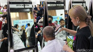 Aksi Solidaritas Cukur Rambut Peringati Hari Kanker Anak Sedunia