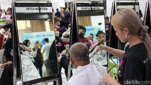 Aksi Solidaritas Cukur Rambut Peringati Hari Kanker Anak Sedunia