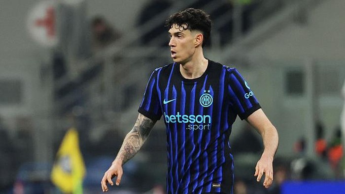 Bastoni mendapat sorotan usai melakukan diving yang berujung kartu merah Kalulu dalam laga Inter vs Juventus.