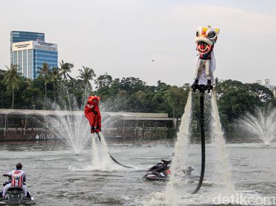 Barongsai Terbang di Atas Air Ramaikan Long Weekend Imlek