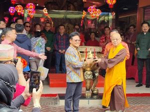 Cak Imin Sambangi Vihara di Jakbar, Peringati Imlek-Bagi Sembako