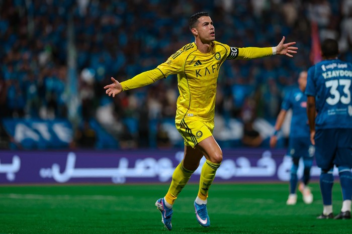 Cristiano Ronaldo mencetak gol ke gawang Al Fateh di babak pertama dalam kemenangan Al Nassr 2-0 di lanjutan Liga Arab Saudi pada 14 Februari 2026.