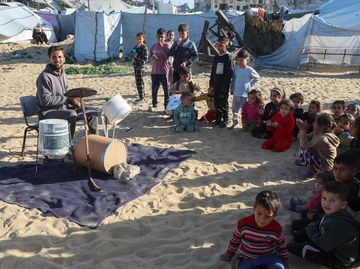 Dari Barang Bekas Jadi Alat Musik, Drum Rakitan Hibur Anak-anak Gaza