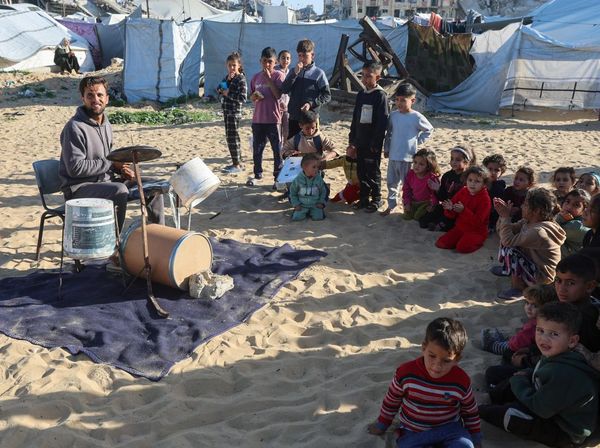 Dari Barang Bekas Jadi Alat Musik, Drum Rakitan Hibur Anak-anak Gaza