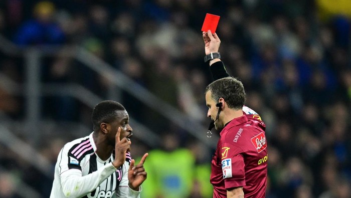 Soccer Football - Serie A - Inter Milan v Juventus - San Siro, Milan, Italy - February 14, 2026 Juventus Pierre Kalulu is shown a red card by referee Federico La Penna REUTERS/Daniele Mascolo