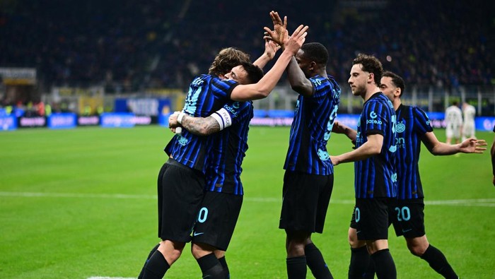 Soccer Football - Serie A - Inter Milan v Juventus - San Siro, Milan, Italy - February 14, 2026 Inter Milans Francesco Pio Esposito celebrates scoring their second goal with teammates REUTERS/Daniele Mascolo
