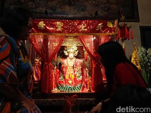 Melihat Tradisi Ganti Baju Para Dewa di Kelenteng di Tulungagung