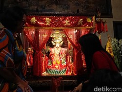 Melihat Tradisi Ganti Baju Para Dewa di Kelenteng di Tulungagung