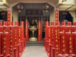 Perayaan Imlek di Vihara Dharma Ramsi, Ritual Cahaya Lilin-Jamuan Gratis