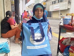 Kunjungi Jalan Pekojan Semarang, Gibran Bagi-bagi Sembako