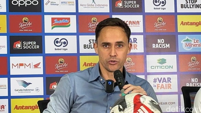 Pelatih Bhayangkara, Paul Munster yang juga eks pelatih Persebaya.